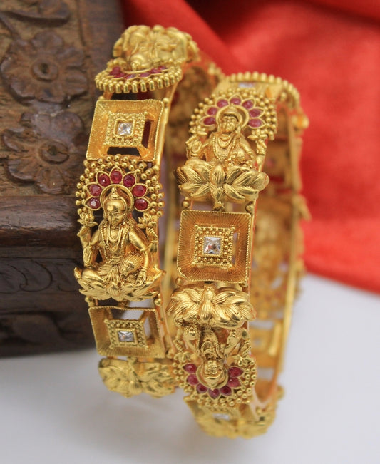 Sparkling Heritage Fashion Bangle for Women